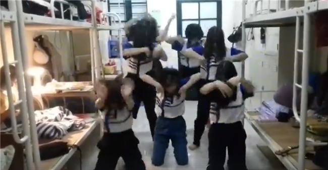 Nữ sinh ĐH Quốc gia Hà Nội quẩy tưng bừng khi qua môn giữa kỳ Thể dục