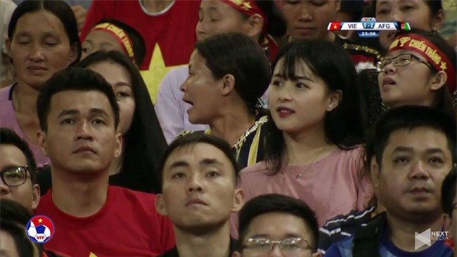 Chỉ một khoảnh khắc ở SVĐ Mỹ Đình, cô gái áo hồng khiến dân mạng ráo riết truy tìm - Ảnh 3.