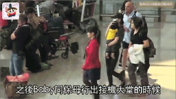 Hình ảnh quý tử nhà Angela Baby - Huỳnh Hiểu Minh lần đầu được paparazzi tiết lộ: Bụ bẫm đáng yêu giống bố ngày nhỏ y xì đúc! - Ảnh 6.