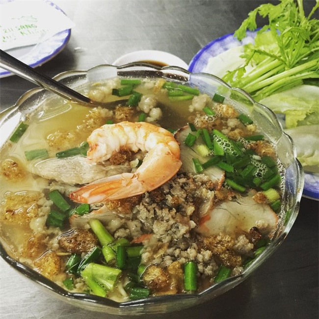 4 quán ăn bình dân vừa ngon, vừa dễ đụng người nổi tiếng ở Sài Gòn - Ảnh 1.