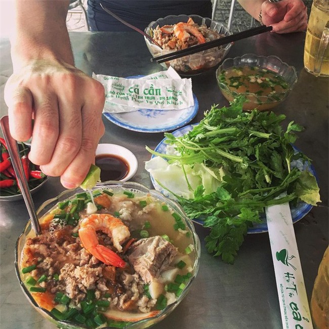 4 quán ăn bình dân vừa ngon, vừa dễ đụng người nổi tiếng ở Sài Gòn - Ảnh 2.