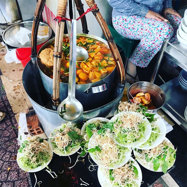 4 quán ăn bình dân vừa ngon, vừa dễ đụng người nổi tiếng ở Sài Gòn - Ảnh 11.