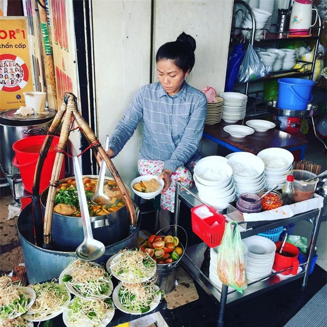4 quán ăn bình dân vừa ngon, vừa dễ đụng người nổi tiếng ở Sài Gòn - Ảnh 9.