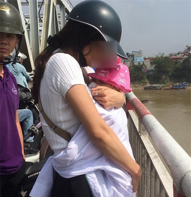 "thay nguoi me om con dinh tu tu, toi nho nguoi di duong can ngan nhung ho khong dung lai" - 1