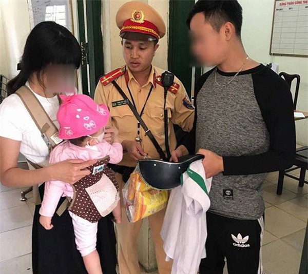 "thay nguoi me om con dinh tu tu, toi nho nguoi di duong can ngan nhung ho khong dung lai" - 2