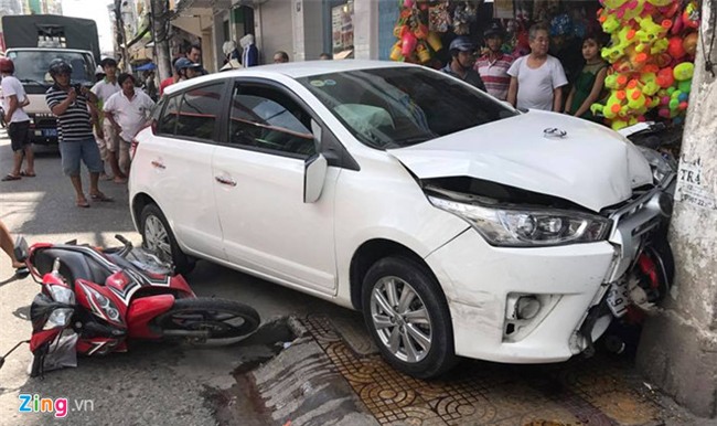 Vu thuong uy lai Toyota tong 7 xe may: Chu phuong tien doi den oto moi hinh anh 2