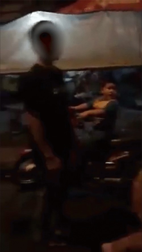 Clip gây xôn xao: Cầm mũ bảo hiểm đánh đập vợ giữa đường đông người qua lại, gã đàn ông nhận cái kết đắng - Ảnh 2.