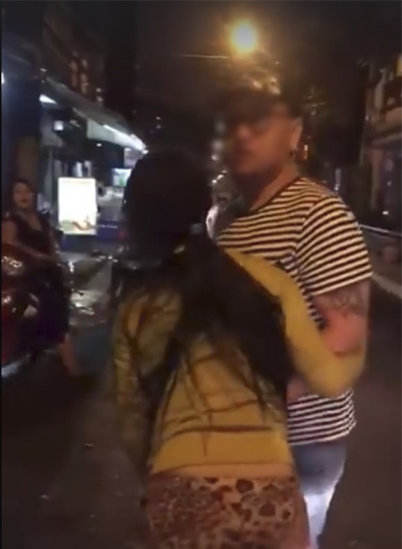 Clip gây xôn xao: Cầm mũ bảo hiểm đánh đập vợ giữa đường đông người qua lại, gã đàn ông nhận cái kết đắng - Ảnh 3.