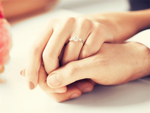 bi hai thanh nien dinh cau hon bang cach nhet nhan vao banh nhung lai bi ban gai nuot troi - 2