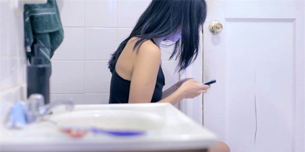 bi hai thanh nien dinh cau hon bang cach nhet nhan vao banh nhung lai bi ban gai nuot troi - 3