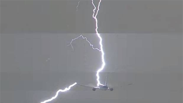 Máy bay Boeing 777 vừa cất cánh bất ngờ bị sét đánh gây sốc ở Hà Lan - Ảnh 1.