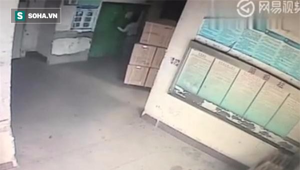 Vừa bước vào thang máy, nhân viên giao hàng rơi thẳng xuống hố sâu 5m - Ảnh 1.