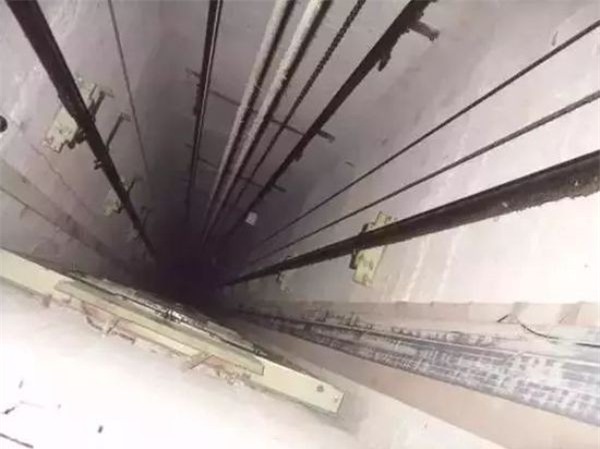 Vừa bước vào thang máy, nhân viên giao hàng rơi thẳng xuống hố sâu 5m - Ảnh 2.