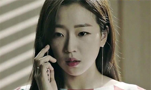 me chong lap camera trong nha, hot hoang khi phat hien su that ve con dau - 1