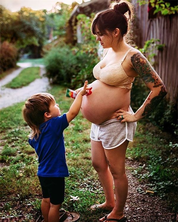 nhin vung bung "nhau nhi" sau sinh cua me, con trai lon ngac nhien: "bung me bi lam sao vay?" - 1