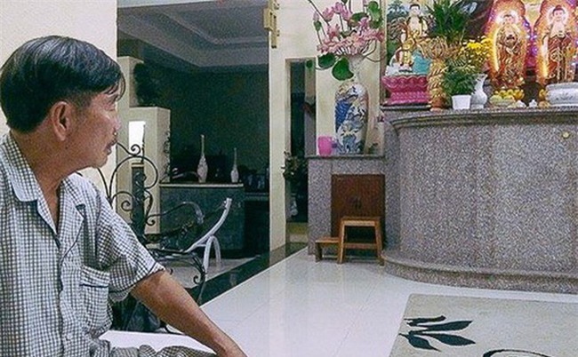 Người thường lui tới biệt thự để hương khói cho 6 nạn nhân vụ thảm sát: