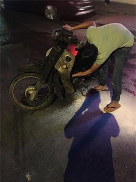 Hà Nội: Châm lửa thử xem xăng auth hay fake, thanh niên tự đốt trụi xe