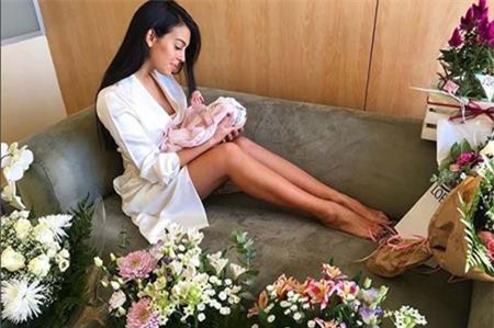 Georgina Rodriguez hạnh phúc đăng ảnh với con gái