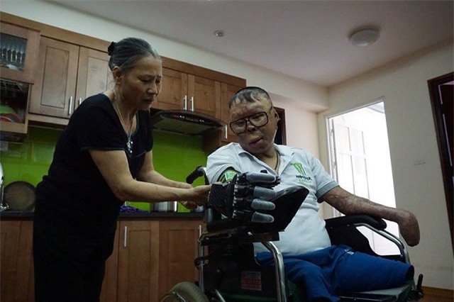 cuoc song moi cua chien si song sot trong vu truc thang roi o hn khi co ban tay gia - 3