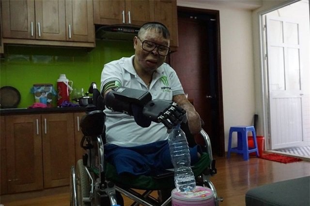 cuoc song moi cua chien si song sot trong vu truc thang roi o hn khi co ban tay gia - 8