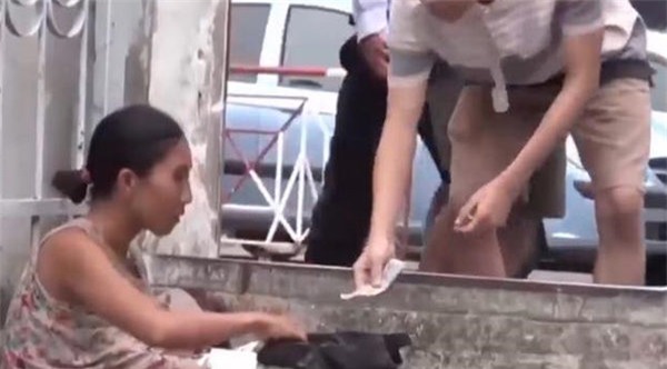 tiet lo bat ngo ve doi nam nu trong clip "chan dat" tre truoc cong bv lay tien tiem chich - 1