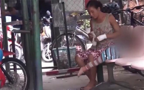 tiet lo bat ngo ve doi nam nu trong clip "chan dat" tre truoc cong bv lay tien tiem chich - 2