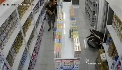 Clip: Hai người đàn ông ăn trộm sữa bột tại một cửa hàng ở Sài Gòn theo cách không ai ngờ - Ảnh 3.