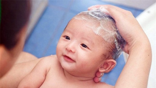 tre so sinh noi man do nhu muoi dot nen cham soc nhu the nao? - 2