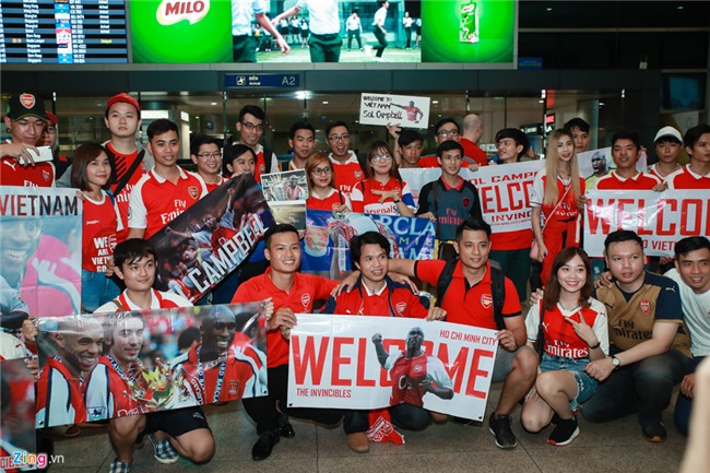 Fan nu rung rung nuoc mat khi gap huyen thoai Arsenal hinh anh 1