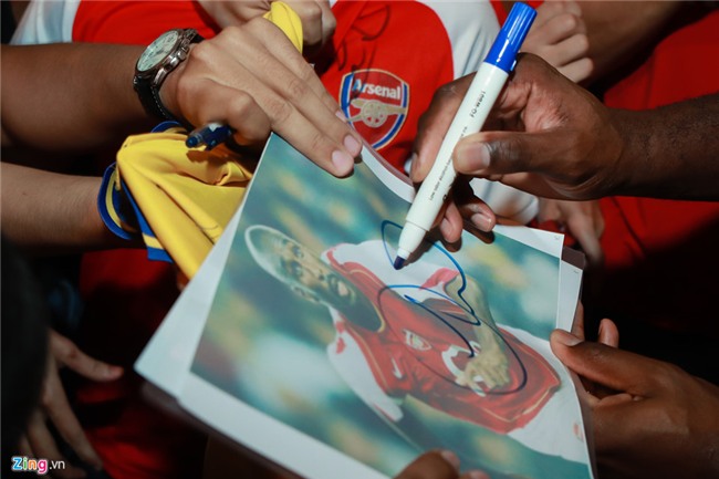 Fan nu rung rung nuoc mat khi gap huyen thoai Arsenal hinh anh 5