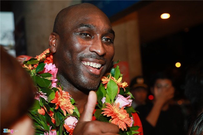 Fan nu rung rung nuoc mat khi gap huyen thoai Arsenal hinh anh 9