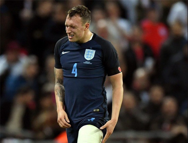 Phil Jones dính chấn thương khi tập trung đội tuyển Anh