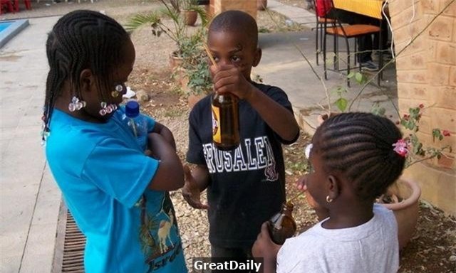 Ai cũng giật mình tưởng hàng chục con sâu ngoe nguẩy trên đầu cậu bé, lại gần mới bật cười - Ảnh 4.