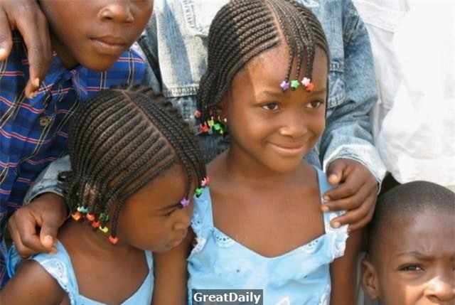 Ai cũng giật mình tưởng hàng chục con sâu ngoe nguẩy trên đầu cậu bé, lại gần mới bật cười - Ảnh 5.