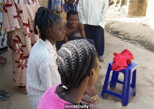 Ai cũng giật mình tưởng hàng chục con sâu ngoe nguẩy trên đầu cậu bé, lại gần mới bật cười - Ảnh 8.