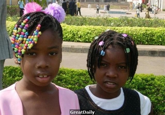 Ai cũng giật mình tưởng hàng chục con sâu ngoe nguẩy trên đầu cậu bé, lại gần mới bật cười - Ảnh 9.