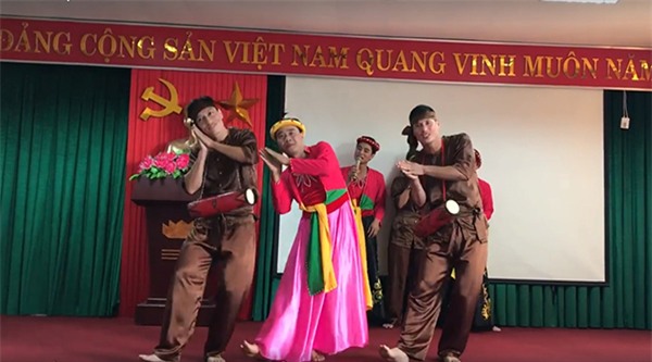 Màn giả gái múa cực dẻo trên nền bài hát Trống cơm của các thầy giáo hút trăm nghìn lượt xem-1