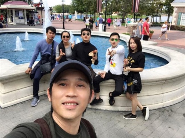 Hoài Linh gác công việc để&nbsp;đi du lịch cùng các em ở Mỹ.&nbsp; - Tin sao Viet - Tin tuc sao Viet - Scandal sao Viet - Tin tuc cua Sao - Tin cua Sao