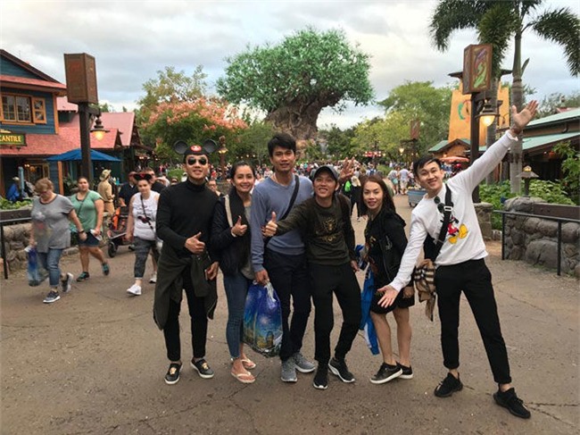 Hoài Linh bất ngờ ăn mặc trẻ trung, hiếm hoi đi du lịch cùng Dương Triệu Vũ sau 20 năm - Tin sao Viet - Tin tuc sao Viet - Scandal sao Viet - Tin tuc cua Sao - Tin cua Sao