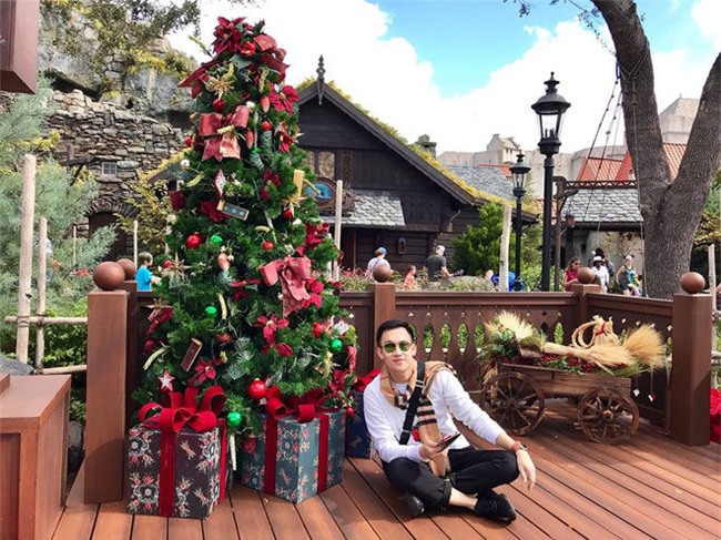 Trái với Hoài Linh, Dương Triệu Vũ là ca sĩ trẻ rất thích đi du lịch. Là anh em ruột nhưng họ lại không giống nhau về ngoại hình. Trong khi Hoài Linh sở hữu gương mặt góc cạnh thì Dương Triệu Vũ lại có phần baby, thư sinh khác hẳn anh mình. Do vậy, có người còn cho rằng, họ là anh em… kết nghĩa. - Tin sao Viet - Tin tuc sao Viet - Scandal sao Viet - Tin tuc cua Sao - Tin cua Sao