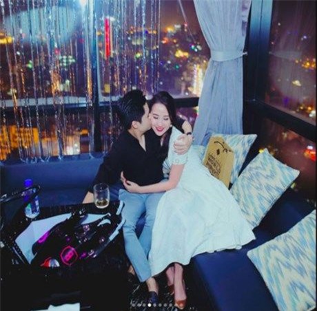 Hình ảnh Phan Thành ôm bạn gái, dành cho cô một nụ hôn ngọt ngào lên má cũng được tiết lộ. - Tin sao Viet - Tin tuc sao Viet - Scandal sao Viet - Tin tuc cua Sao - Tin cua Sao