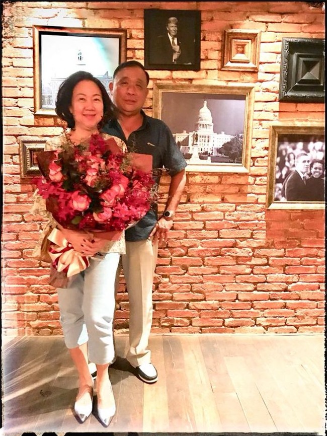 Hari Won khá khéo léo trong tiệc tạo không khí sum họp, hạnh phúc cho gia đình chồng. - Tin sao Viet - Tin tuc sao Viet - Scandal sao Viet - Tin tuc cua Sao - Tin cua Sao