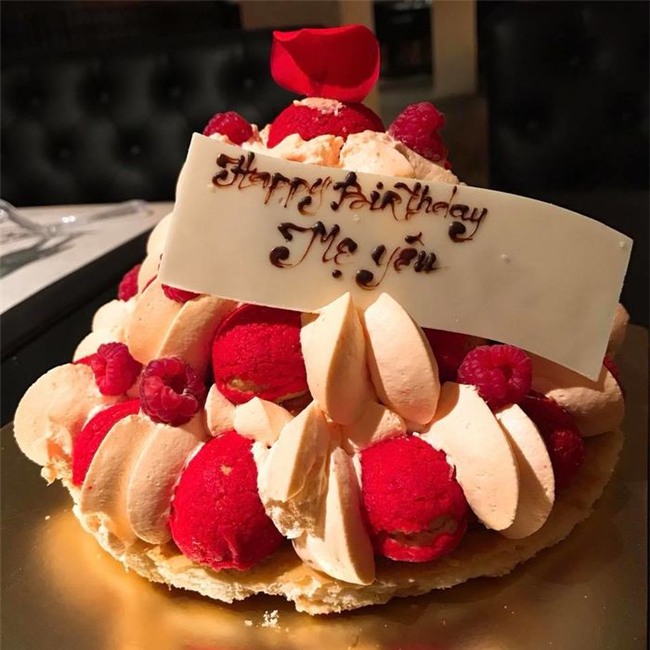 Buổi tiệc chỉ được diễn ra đơn giản nhưng ai nấy đều xúc động và quý trọng những giây phút ấm ấp bên cạnh nhau. - Tin sao Viet - Tin tuc sao Viet - Scandal sao Viet - Tin tuc cua Sao - Tin cua Sao