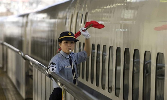 Cong ty duong sat Nhat Ban xin loi vi chay som 20 giay hinh anh 1