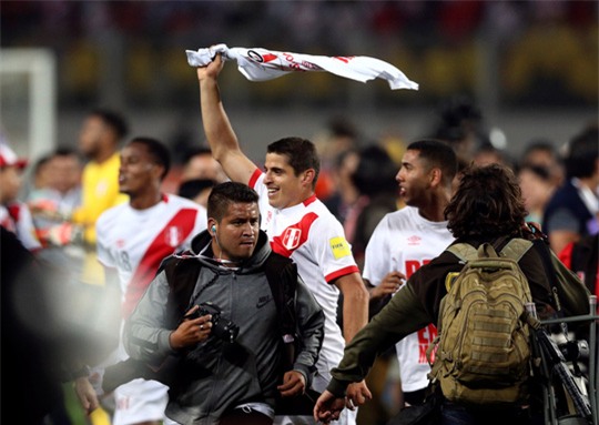 Người đẹp khoe ngực khủng mừng Peru dự World Cup - Ảnh 1.