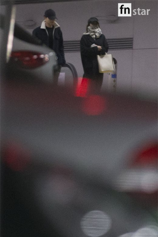 Lộ loạt ảnh Song Joong Ki và Song Hye Kyo về nước sau tuần trăng mật, nhưng sao xa cách thế này? - Ảnh 1.