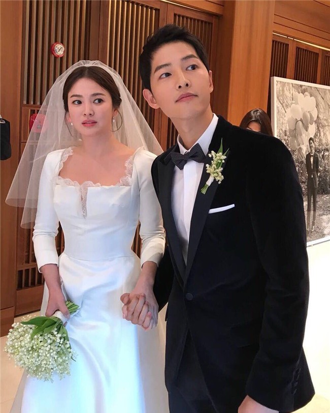 Lộ loạt ảnh Song Joong Ki và Song Hye Kyo về nước sau tuần trăng mật, nhưng sao xa cách thế này? - Ảnh 12.