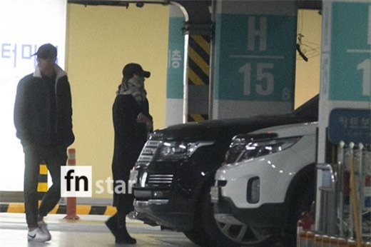 Lộ loạt ảnh Song Joong Ki và Song Hye Kyo về nước sau tuần trăng mật, nhưng sao xa cách thế này? - Ảnh 6.