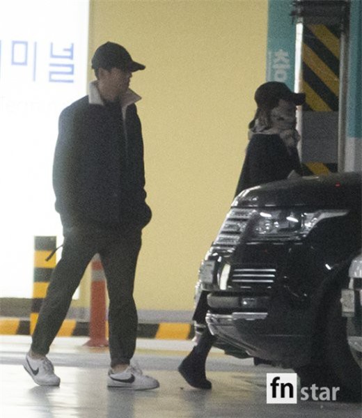 Lộ loạt ảnh Song Joong Ki và Song Hye Kyo về nước sau tuần trăng mật, nhưng sao xa cách thế này? - Ảnh 7.