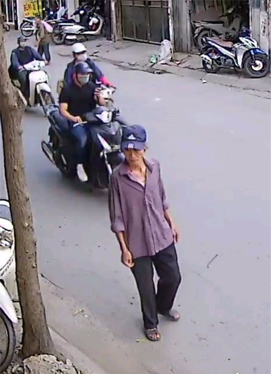 Clip: Cụ ông run rẩy nhưng ăn trộm xe đạp nhanh như cắt trên phố Hà Nội - Ảnh 2.
